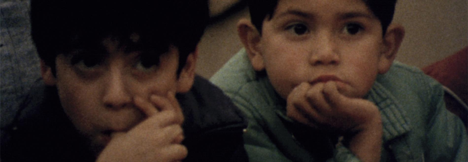 Cien niños esperando un tren